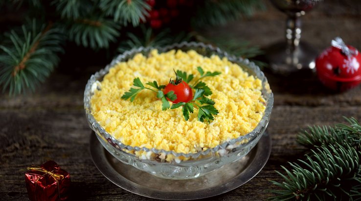 салат «Мимоза» на столе