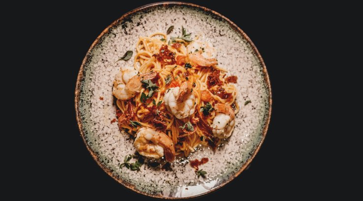 Паста з креветками та салямі