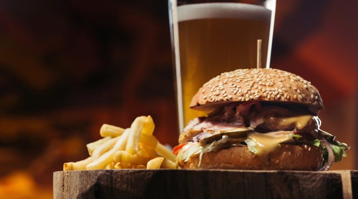 Бургер з індичкою і огірками