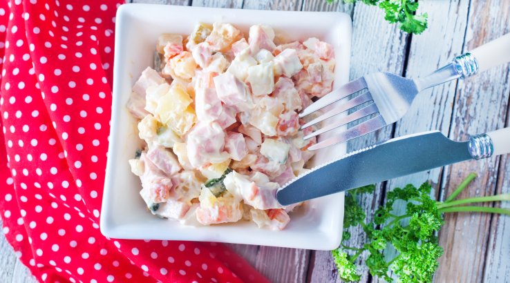 Салат з курятиною і ананасами