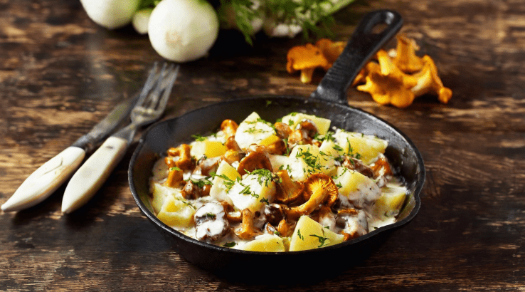 Картопля з лисичками у вершково-сметанному соусі