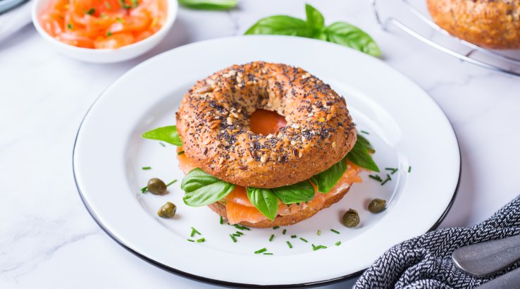 Бейгл з лососем і соусом