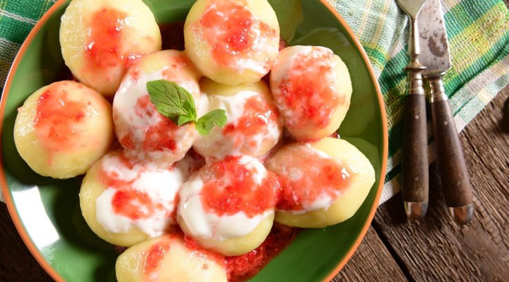 Картопляні галушки під соусом