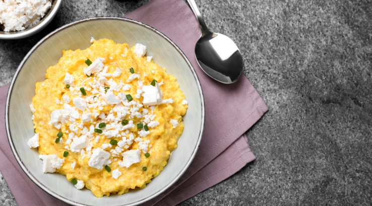 Банош з копченим сиром і часником