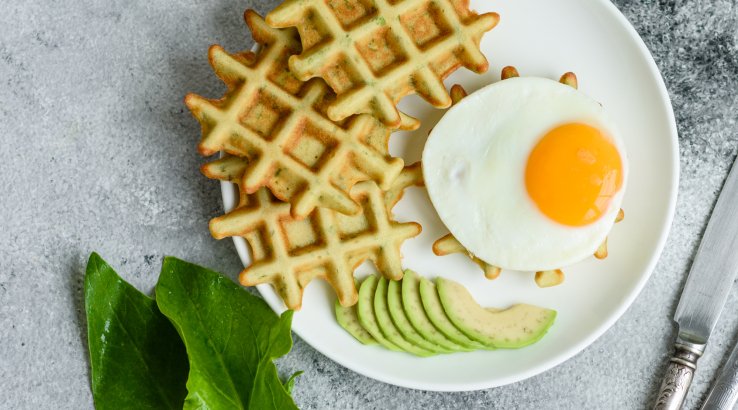 шпинатні вафлі з яйцем