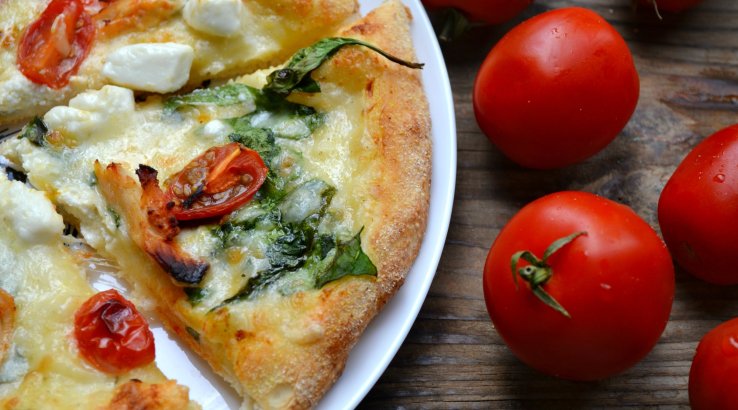 Піца з куркою, фетою та базиліком в грецькому стилі