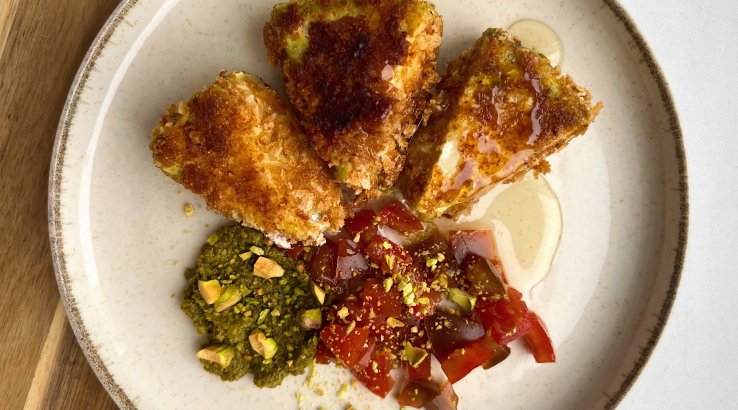 смажений брі з песто