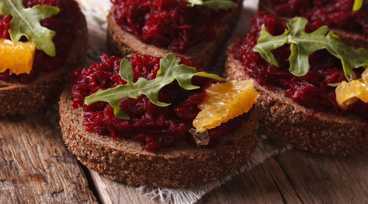 Брускети з буряком і маринованими сливами