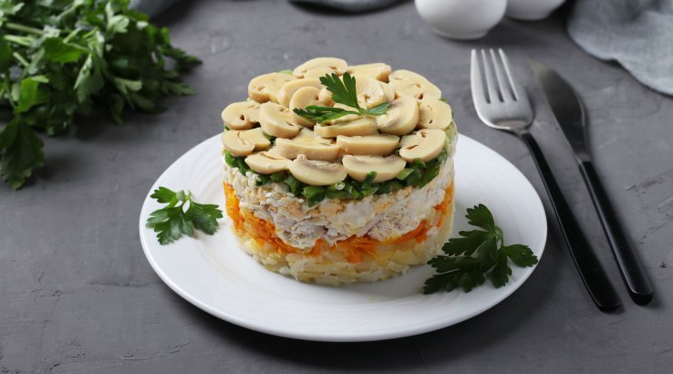 Святковий салат з куркою і грибами