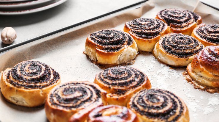 Пісні булочки з маком і горіхами