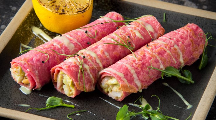 Розовые блинчики с креветками и авокадо