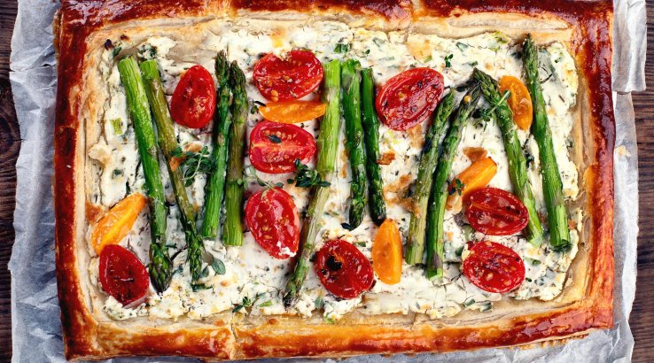 Пиріг зі спаржею і томатами