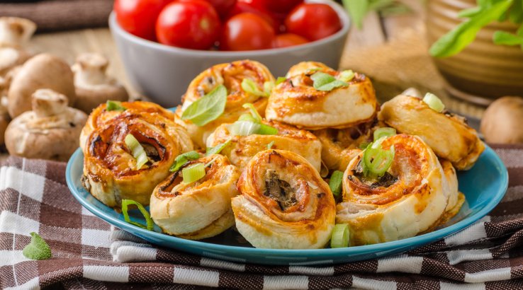 М'ясні равлики з листкового тіста