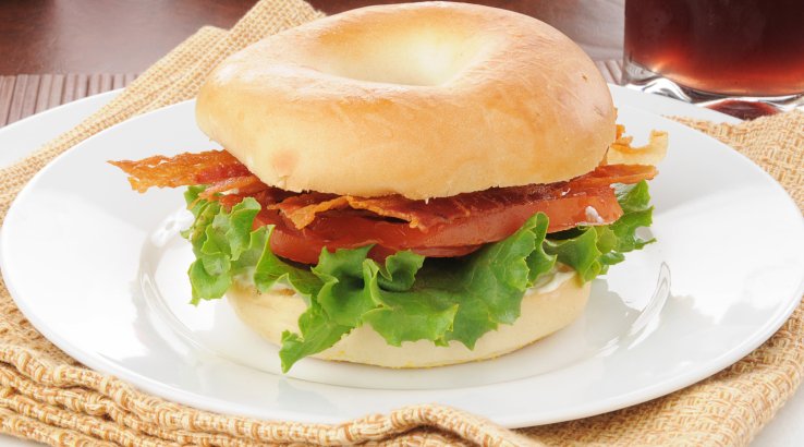 Бейгл із сиром і беконом