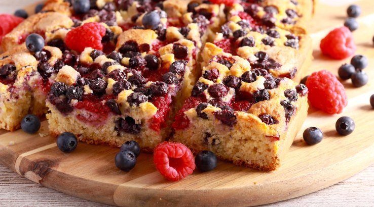 Пиріг з малиною та чорницею