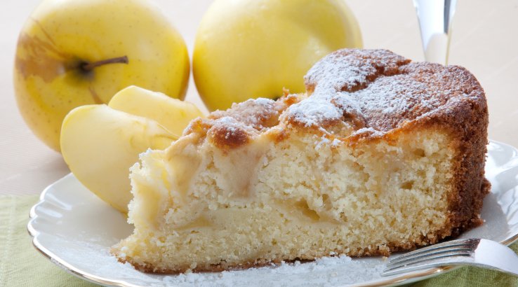 Шарлотка на кефірі з манкою