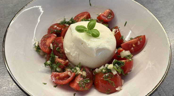 Салат з помідорами чері й буратою