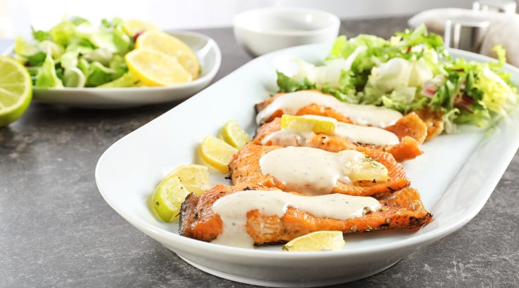 Сьомга з томатним і вершковим соусами