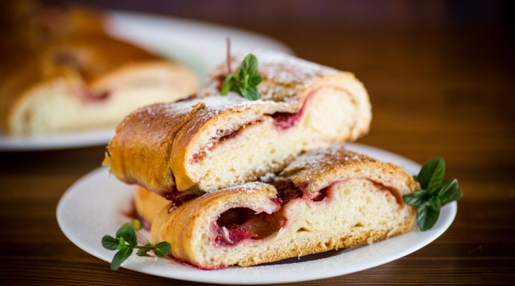 Сдобный рулет с джемом