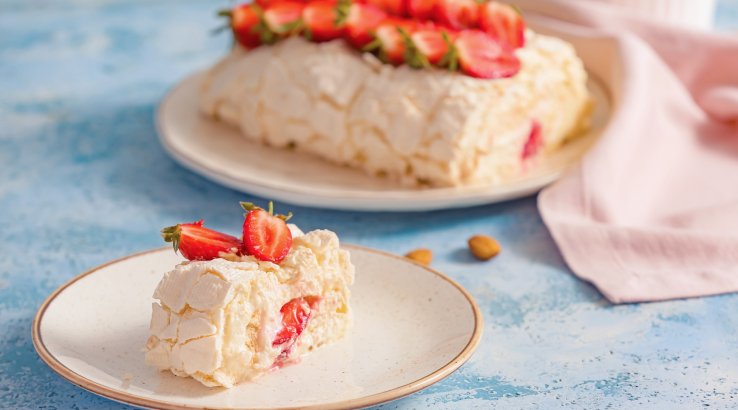 Рулет з безе і полуницею