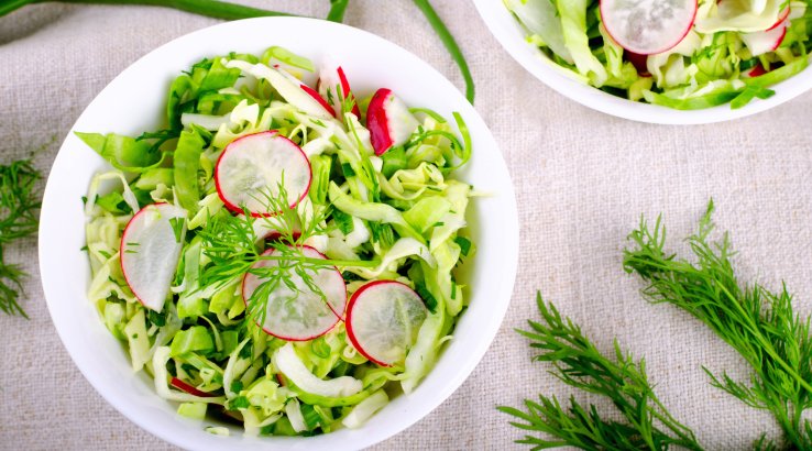 Легкий салат з молодою капустою