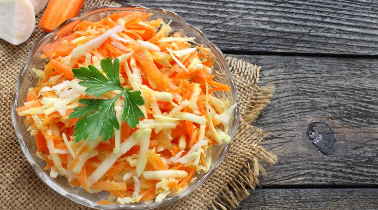 Салат з моркви, селери, петрушки