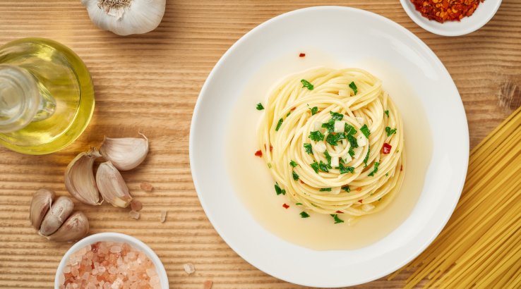 Спагеті з часником і зеленню