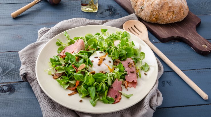 Салат із зеленню, шинкою і яйцем пашот
