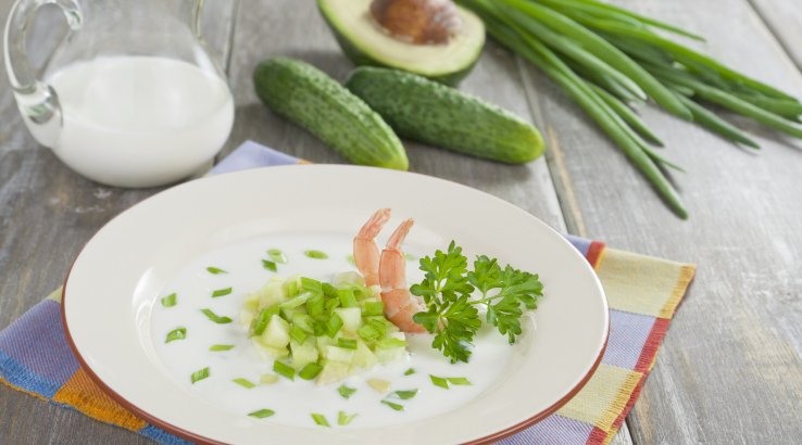 Окрошка з креветками і айраном