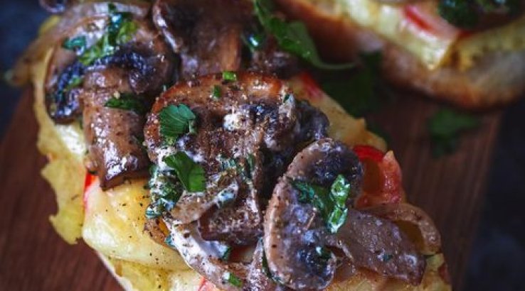 Бутерброд с грибами и сыром