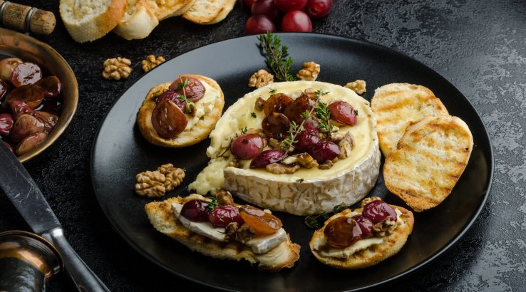 Запечений камамбер з виноградом