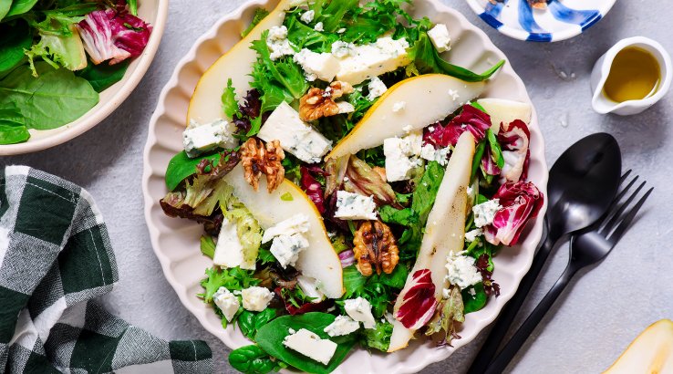 Салат з грушею, горіхами та блакитним сиром