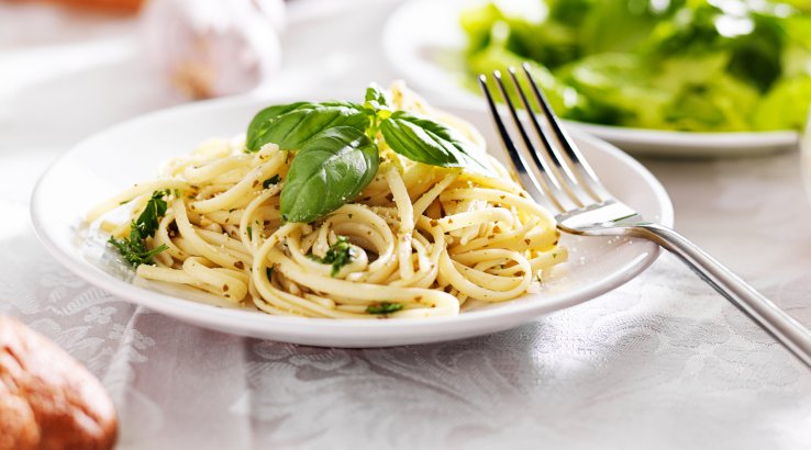 Паста лингвини с сыром и базиликом