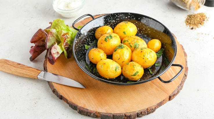 Молода картопля з петрушкою