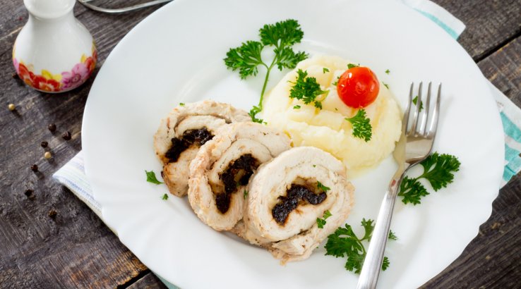 Курячий рулет з начинкою