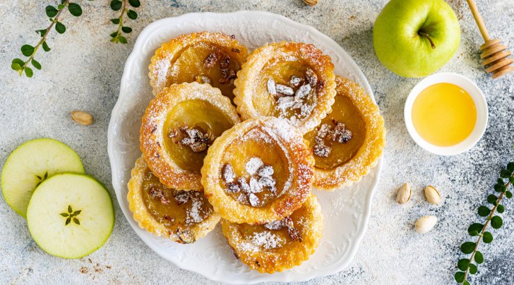 Яблучний десерт із листкового тіста