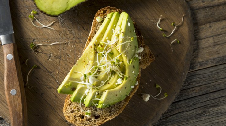 брускети на грилі з авокадо та хамоном