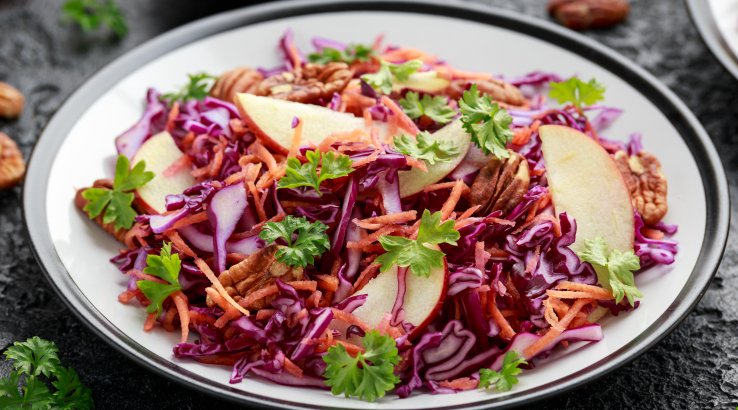 Салат з червоної капусти, яблука та моркви