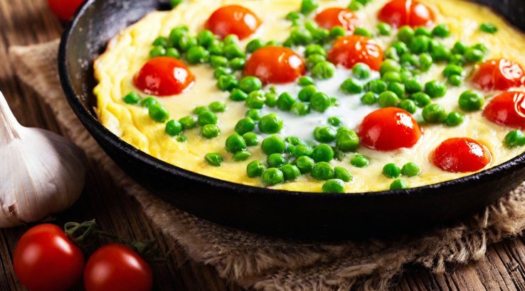 пиріг на сковороді із зеленим горошком