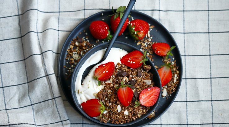 Сніданок з йогуртом та полуницею