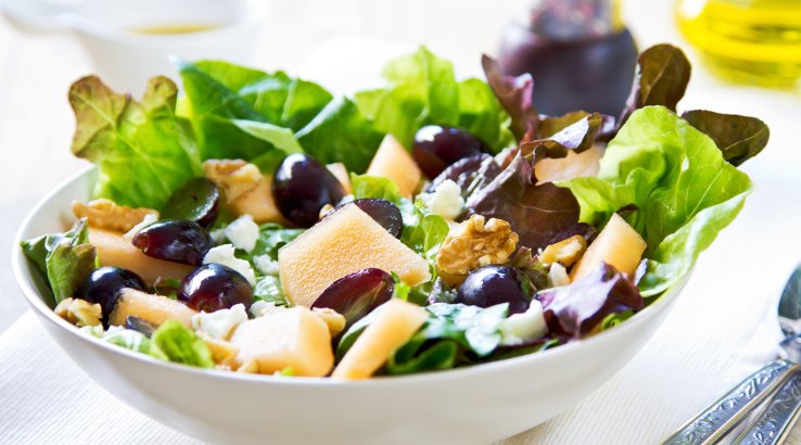 Салат з дині, фруктів та сиру