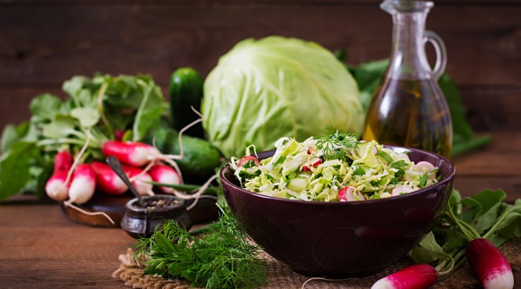 салат з молодої капусти