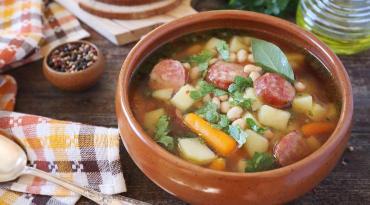 Суп з овочами і ковбасками