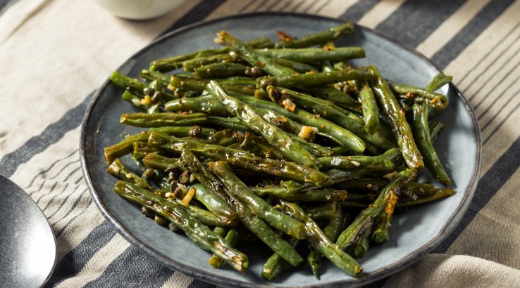 Спаржева квасоля смажена на сковороді