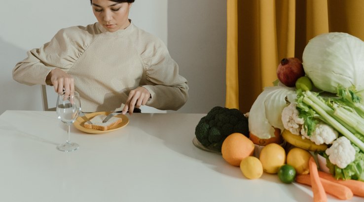 Женщина ест углеводы