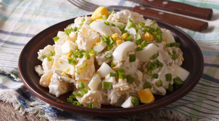 Салат з молодою картоплею і копченою паприкою