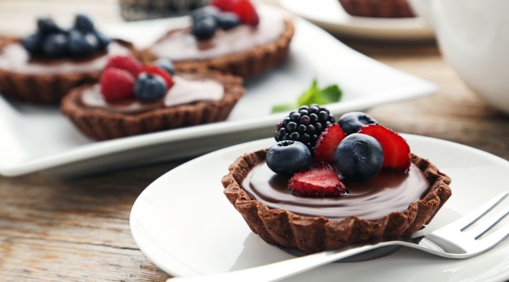 Шоколадні тарталетки з ягодами