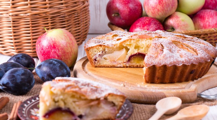 Пляцок со сливами и яблоками рецепт