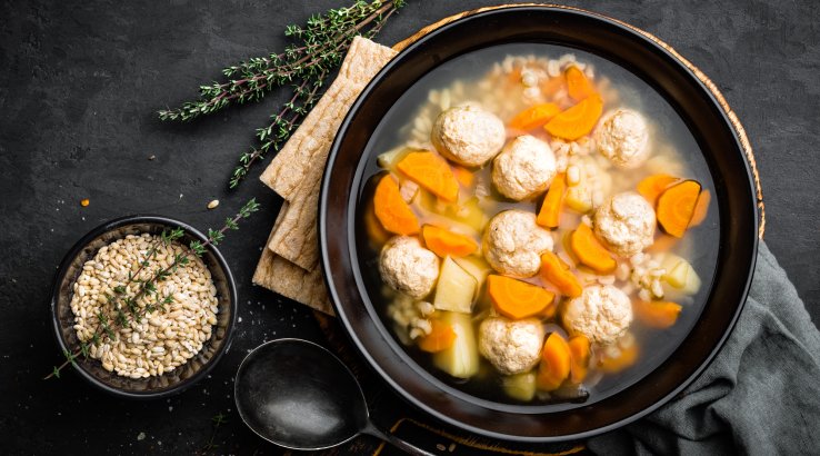 Перловий суп з фрикадельками і овочами