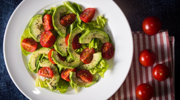 салат з авокадо і помідорами